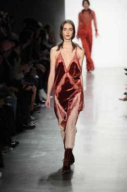 New York, Ny - Şubat 10: Manken pist Jonathan Simkhai için New York moda haftası sırasında yürür: gösterir Galerisi ben New York'ta 10 Şubat 2018 bahar stüdyolarında.