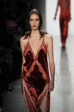 New York, Ny - Şubat 10: Manken pist Jonathan Simkhai için New York moda haftası sırasında yürür: gösterir Galerisi ben New York'ta 10 Şubat 2018 bahar stüdyolarında.