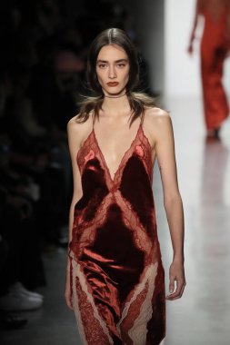 New York, Ny - Şubat 10: Manken pist Jonathan Simkhai için New York moda haftası sırasında yürür: gösterir Galerisi ben New York'ta 10 Şubat 2018 bahar stüdyolarında.