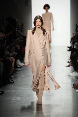 New York, Ny - Şubat 10: Manken pist Jonathan Simkhai için New York moda haftası sırasında yürür: gösterir Galerisi ben New York'ta 10 Şubat 2018 bahar stüdyolarında.