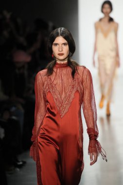 New York, Ny - Şubat 10: Manken pist Jonathan Simkhai için New York moda haftası sırasında yürür: gösterir Galerisi ben New York'ta 10 Şubat 2018 bahar stüdyolarında.