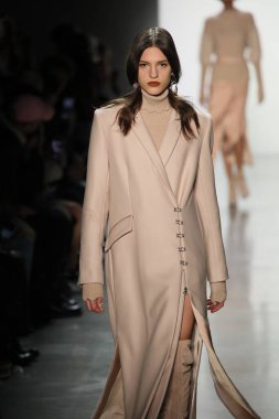 New York, Ny - Şubat 10: Manken pist Jonathan Simkhai için New York moda haftası sırasında yürür: gösterir Galerisi ben New York'ta 10 Şubat 2018 bahar stüdyolarında.