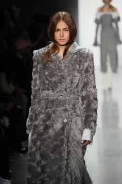 New York, Ny - Şubat 10: Manken pist Jonathan Simkhai için New York moda haftası sırasında yürür: gösterir Galerisi ben New York'ta 10 Şubat 2018 bahar stüdyolarında.