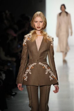 New York, Ny - Şubat 10: Manken pist Jonathan Simkhai için New York moda haftası sırasında yürür: gösterir Galerisi ben New York'ta 10 Şubat 2018 bahar stüdyolarında.