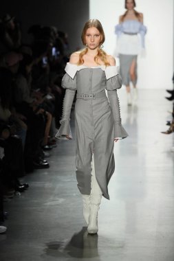 New York, Ny - Şubat 10: Manken pist Jonathan Simkhai için New York moda haftası sırasında yürür: gösterir Galerisi ben New York'ta 10 Şubat 2018 bahar stüdyolarında.