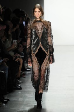 New York, Ny - Şubat 10: Manken pist Jonathan Simkhai için New York moda haftası sırasında yürür: gösterir Galerisi ben New York'ta 10 Şubat 2018 bahar stüdyolarında.