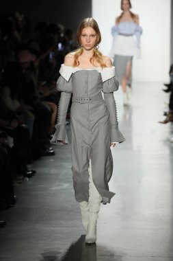 New York, Ny - Şubat 10: Manken pist Jonathan Simkhai için New York moda haftası sırasında yürür: gösterir Galerisi ben New York'ta 10 Şubat 2018 bahar stüdyolarında.