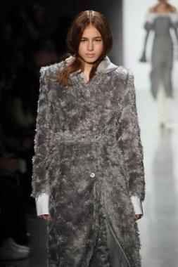 New York, Ny - Şubat 10: Manken pist Jonathan Simkhai için New York moda haftası sırasında yürür: gösterir Galerisi ben New York'ta 10 Şubat 2018 bahar stüdyolarında.