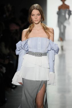 New York, Ny - Şubat 10: Manken pist Jonathan Simkhai için New York moda haftası sırasında yürür: gösterir Galerisi ben New York'ta 10 Şubat 2018 bahar stüdyolarında.