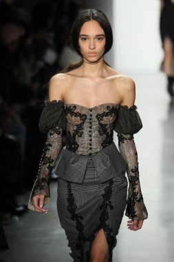 New York, Ny - Şubat 10: Manken pist Jonathan Simkhai için New York moda haftası sırasında yürür: gösterir Galerisi ben New York'ta 10 Şubat 2018 bahar stüdyolarında.