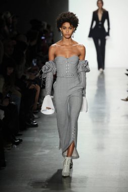 New York, Ny - Şubat 10: Manken pist Jonathan Simkhai için New York moda haftası sırasında yürür: gösterir Galerisi ben New York'ta 10 Şubat 2018 bahar stüdyolarında.