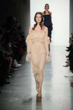 New York, Ny - Şubat 10: Manken pist Jonathan Simkhai için New York moda haftası sırasında yürür: gösterir Galerisi ben New York'ta 10 Şubat 2018 bahar stüdyolarında.