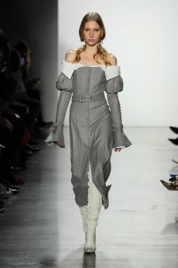 New York, Ny - Şubat 10: Manken pist Jonathan Simkhai için New York moda haftası sırasında yürür: gösterir Galerisi ben New York'ta 10 Şubat 2018 bahar stüdyolarında.