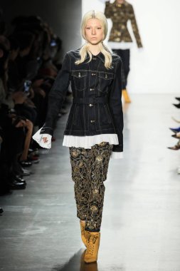 New York, Ny - Şubat 10: Manken pist Jonathan Simkhai için New York moda haftası sırasında yürür: gösterir Galerisi ben New York'ta 10 Şubat 2018 bahar stüdyolarında.