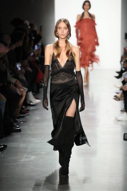 New York, Ny - Şubat 10: Manken pist Jonathan Simkhai için New York moda haftası sırasında yürür: gösterir Galerisi ben New York'ta 10 Şubat 2018 bahar stüdyolarında.