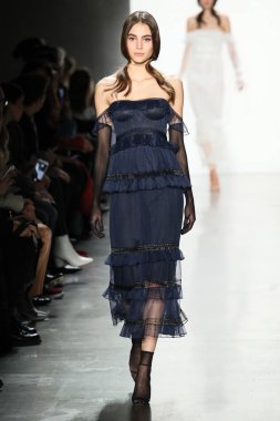 New York, Ny - Şubat 10: Manken pist Jonathan Simkhai için New York moda haftası sırasında yürür: gösterir Galerisi ben New York'ta 10 Şubat 2018 bahar stüdyolarında.