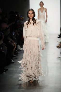 New York, Ny - Şubat 10: Manken pist Jonathan Simkhai için New York moda haftası sırasında yürür: gösterir Galerisi ben New York'ta 10 Şubat 2018 bahar stüdyolarında.