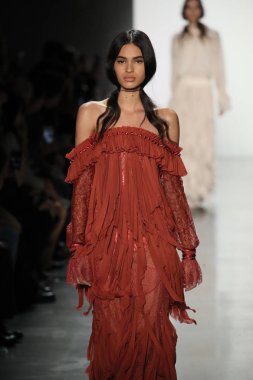New York, Ny - Şubat 10: Manken pist Jonathan Simkhai için New York moda haftası sırasında yürür: gösterir Galerisi ben New York'ta 10 Şubat 2018 bahar stüdyolarında.