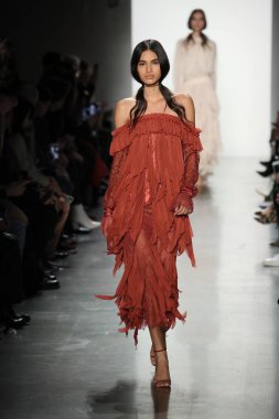New York, Ny - Şubat 10: Manken pist Jonathan Simkhai için New York moda haftası sırasında yürür: gösterir Galerisi ben New York'ta 10 Şubat 2018 bahar stüdyolarında.