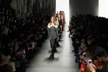 New York, Ny - Şubat 10: Modelleri yürüyüş pist final Jonathan Simkhai New York moda haftası sırasında için: gösterir Galerisi ben New York'ta 10 Şubat 2018 bahar stüdyolarında.
