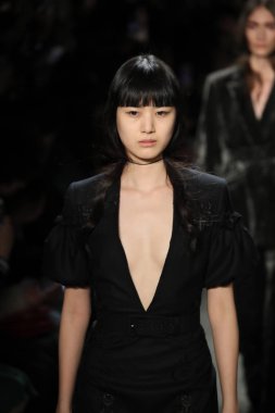 New York, Ny - Şubat 10: Modelleri yürüyüş pist final Jonathan Simkhai New York moda haftası sırasında için: gösterir Galerisi ben New York'ta 10 Şubat 2018 bahar stüdyolarında.