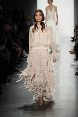 New York, Ny - Şubat 10: Manken pist Jonathan Simkhai için New York moda haftası sırasında yürür: gösterir Galerisi ben New York'ta 10 Şubat 2018 bahar stüdyolarında.