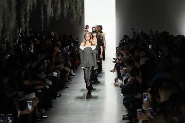 New York, Ny - Şubat 10: Modelleri yürüyüş pist final Jonathan Simkhai New York moda haftası sırasında için: gösterir Galerisi ben New York'ta 10 Şubat 2018 bahar stüdyolarında.