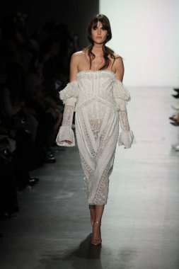 New York, Ny - Şubat 10: Manken pist Jonathan Simkhai için New York moda haftası sırasında yürür: gösterir Galerisi ben New York'ta 10 Şubat 2018 bahar stüdyolarında.