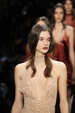 New York, Ny - Şubat 10: Modelleri yürüyüş pist final Jonathan Simkhai New York moda haftası sırasında için: gösterir Galerisi ben New York'ta 10 Şubat 2018 bahar stüdyolarında.