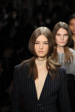 New York, Ny - Şubat 10: Modelleri yürüyüş pist final Jonathan Simkhai New York moda haftası sırasında için: gösterir Galerisi ben New York'ta 10 Şubat 2018 bahar stüdyolarında.