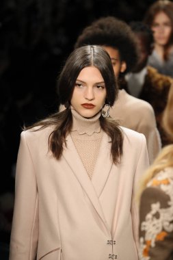 New York, Ny - Şubat 10: Modelleri yürüyüş pist final Jonathan Simkhai New York moda haftası sırasında için: gösterir Galerisi ben New York'ta 10 Şubat 2018 bahar stüdyolarında.