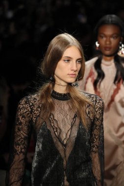 New York, Ny - Şubat 10: Modelleri yürüyüş pist final Jonathan Simkhai New York moda haftası sırasında için: gösterir Galerisi ben New York'ta 10 Şubat 2018 bahar stüdyolarında.