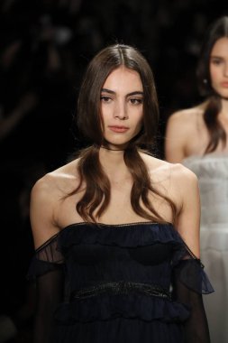 New York, Ny - Şubat 10: Modelleri yürüyüş pist final Jonathan Simkhai New York moda haftası sırasında için: gösterir Galerisi ben New York'ta 10 Şubat 2018 bahar stüdyolarında.