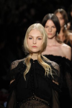 New York, Ny - Şubat 10: Modelleri yürüyüş pist final Jonathan Simkhai New York moda haftası sırasında için: gösterir Galerisi ben New York'ta 10 Şubat 2018 bahar stüdyolarında.