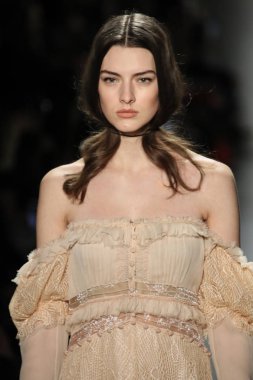 New York, Ny - Şubat 10: Manken pist Jonathan Simkhai için New York moda haftası sırasında yürür: gösterir Galerisi ben New York'ta 10 Şubat 2018 bahar stüdyolarında.