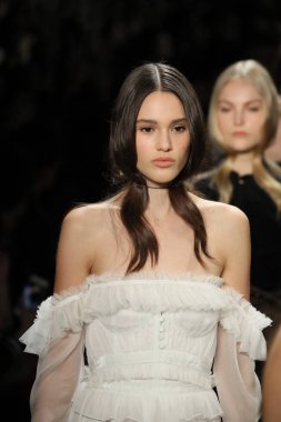 New York, Ny - Şubat 10: Modelleri yürüyüş pist final Jonathan Simkhai New York moda haftası sırasında için: gösterir Galerisi ben New York'ta 10 Şubat 2018 bahar stüdyolarında.