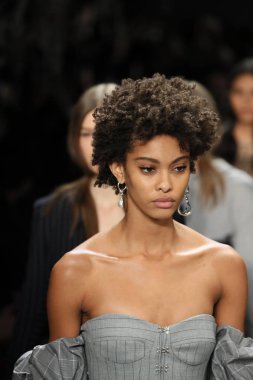 New York, Ny - Şubat 10: Modelleri yürüyüş pist final Jonathan Simkhai New York moda haftası sırasında için: gösterir Galerisi ben New York'ta 10 Şubat 2018 bahar stüdyolarında.