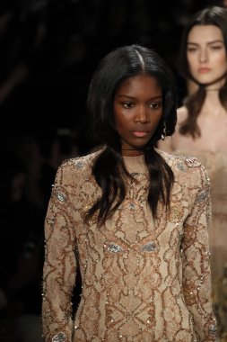 New York, Ny - Şubat 10: Modelleri yürüyüş pist final Jonathan Simkhai New York moda haftası sırasında için: gösterir Galerisi ben New York'ta 10 Şubat 2018 bahar stüdyolarında.