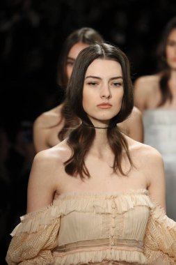 New York, Ny - Şubat 10: Modelleri yürüyüş pist final Jonathan Simkhai New York moda haftası sırasında için: gösterir Galerisi ben New York'ta 10 Şubat 2018 bahar stüdyolarında.