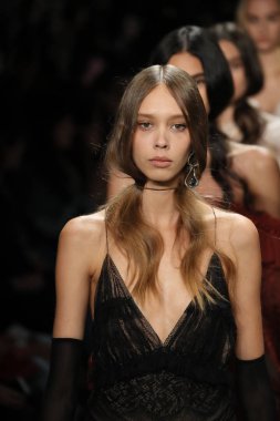 New York, Ny - Şubat 10: Modelleri yürüyüş pist final Jonathan Simkhai New York moda haftası sırasında için: gösterir Galerisi ben New York'ta 10 Şubat 2018 bahar stüdyolarında.