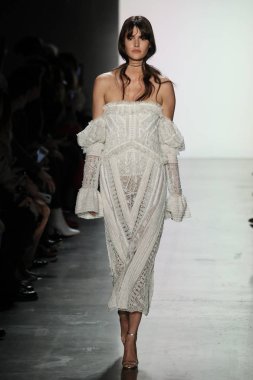 New York, Ny - Şubat 10: Manken pist Jonathan Simkhai için New York moda haftası sırasında yürür: gösterir Galerisi ben New York'ta 10 Şubat 2018 bahar stüdyolarında.