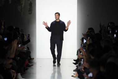 New York, Ny - Şubat 10: Tasarımcısı Jonathan Simkhai selamlıyor seyirci onun toplama Jonathan Simkhai Show'da New York moda haftası sırasında sunulması sonra: gösterir Galerisi ben New York'ta 10 Şubat 2018 bahar stüdyolarında.