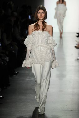 New York, Ny - Şubat 10: Manken pist Jonathan Simkhai için New York moda haftası sırasında yürür: gösterir Galerisi ben New York'ta 10 Şubat 2018 bahar stüdyolarında.