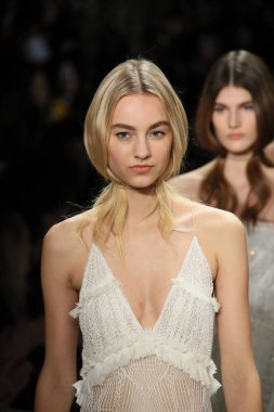 New York, Ny - Şubat 10: Modelleri yürüyüş pist final Jonathan Simkhai New York moda haftası sırasında için: gösterir Galerisi ben New York'ta 10 Şubat 2018 bahar stüdyolarında.