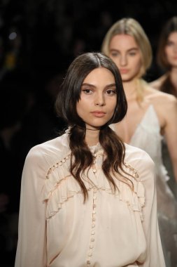 New York, Ny - Şubat 10: Modelleri yürüyüş pist final Jonathan Simkhai New York moda haftası sırasında için: gösterir Galerisi ben New York'ta 10 Şubat 2018 bahar stüdyolarında.