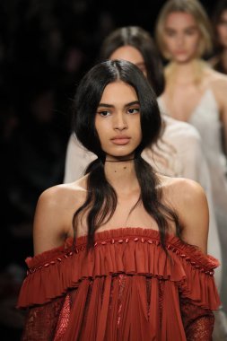 New York, Ny - Şubat 10: Modelleri yürüyüş pist final Jonathan Simkhai New York moda haftası sırasında için: gösterir Galerisi ben New York'ta 10 Şubat 2018 bahar stüdyolarında.