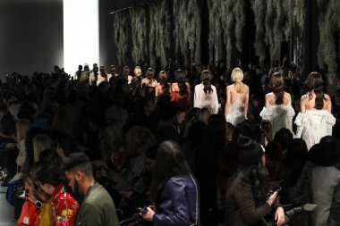 New York, Ny - Şubat 10: Modelleri yürüyüş pist final Jonathan Simkhai New York moda haftası sırasında için: gösterir Galerisi ben New York'ta 10 Şubat 2018 bahar stüdyolarında.