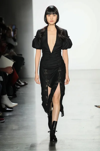 ニューヨーク ニューヨーク モデルは ジョナサン Simkhai のニューヨーク ファッション ウィーク中に滑走路を歩く ギャラリーを示しています春スタジオ 2018 — ストック写真