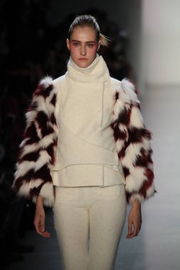 New York, Ny - Şubat 10: Manken pist oğlu Jung Wan için New York moda haftası sırasında yürür: gösterir Galerisi ben New York'ta 10 Şubat 2018 bahar stüdyolarında.