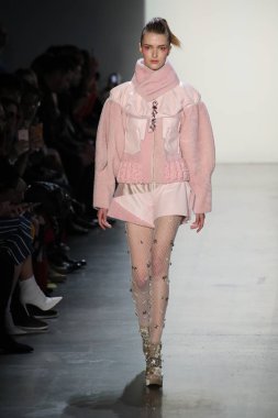 New York, Ny - Şubat 10: Manken pist oğlu Jung Wan için New York moda haftası sırasında yürür: gösterir Galerisi ben New York'ta 10 Şubat 2018 bahar stüdyolarında.